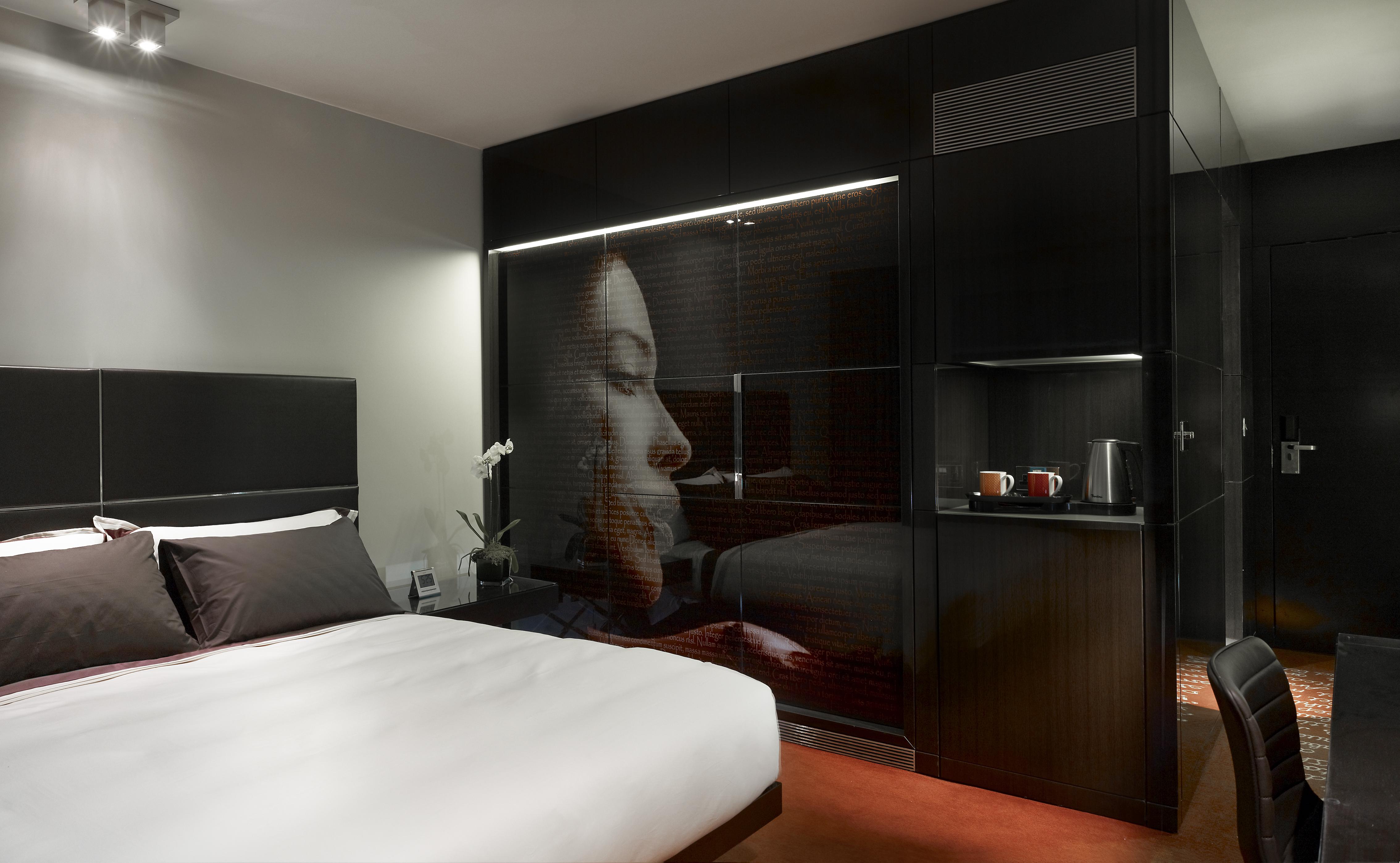 فندق بارك بلازا وستمنستر بريدج لندن الغرفة الصورة The interior of a room at the hotel