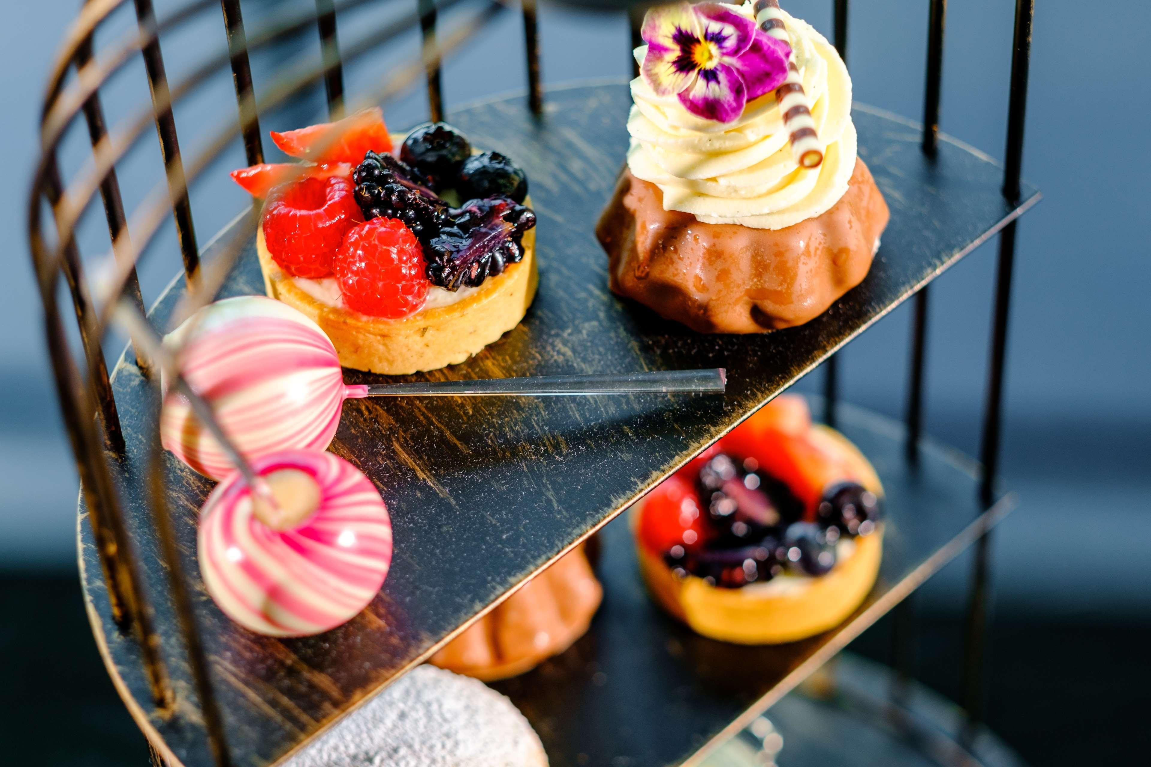 فندق بارك بلازا وستمنستر بريدج لندن المظهر الخارجي الصورة "A selection of desserts"