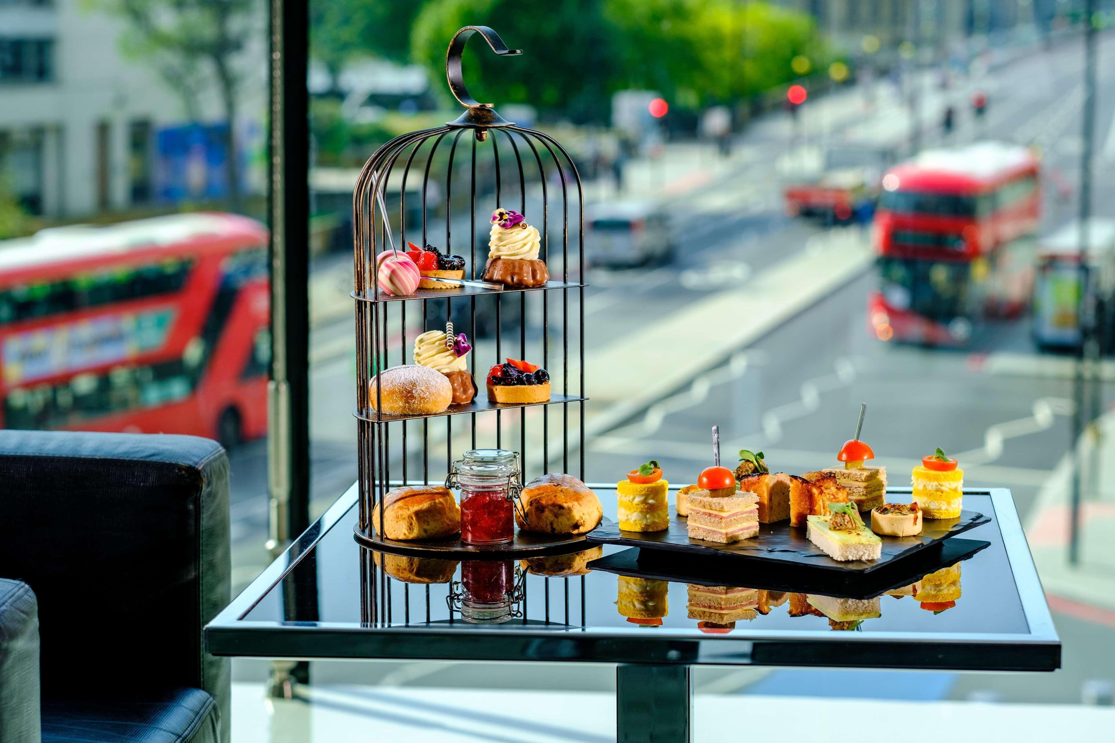 فندق بارك بلازا وستمنستر بريدج لندن المظهر الخارجي الصورة Afternoon tea at the Mandarin Oriental, London