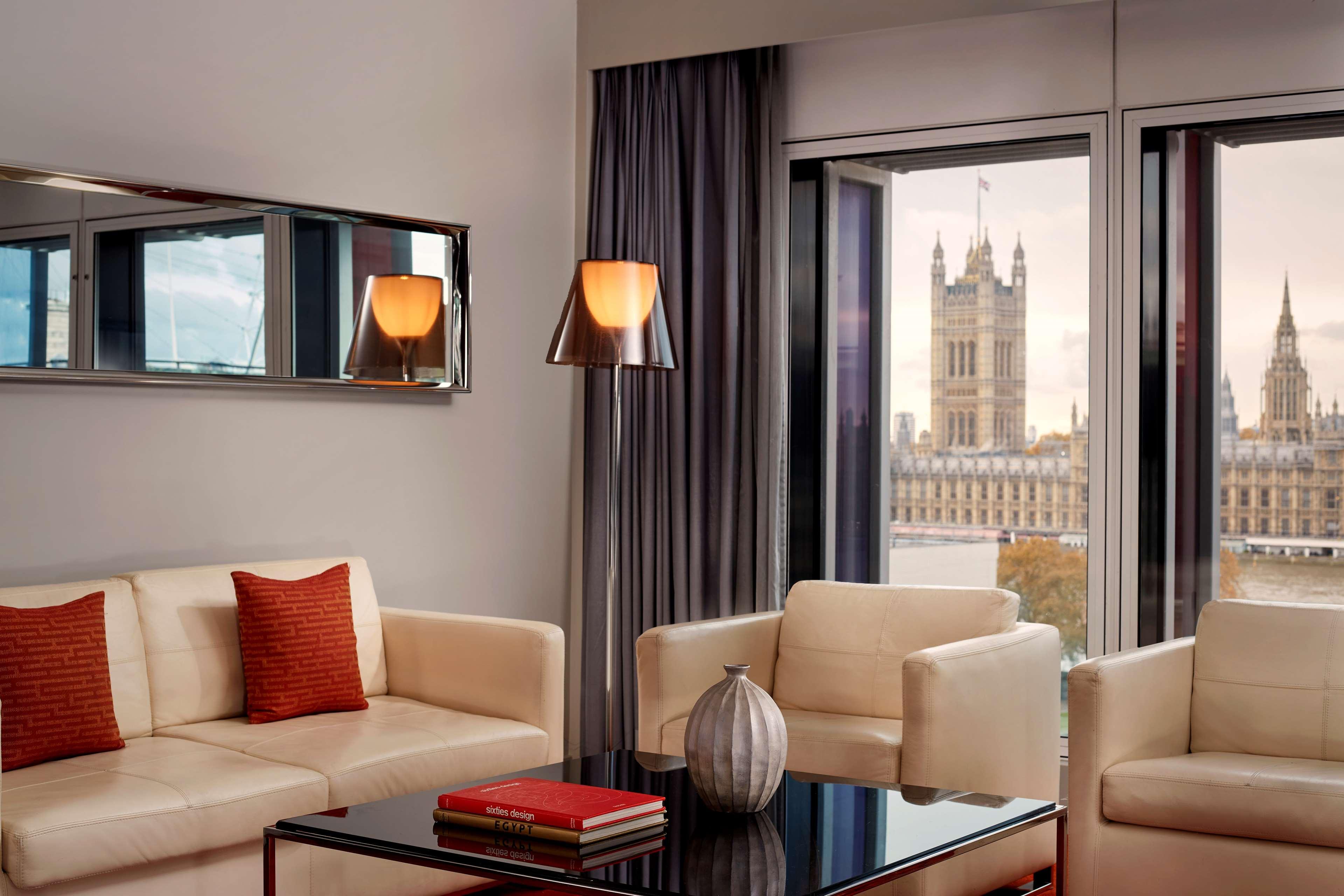 فندق بارك بلازا وستمنستر بريدج لندن المظهر الخارجي الصورة The view from the living room of the suite