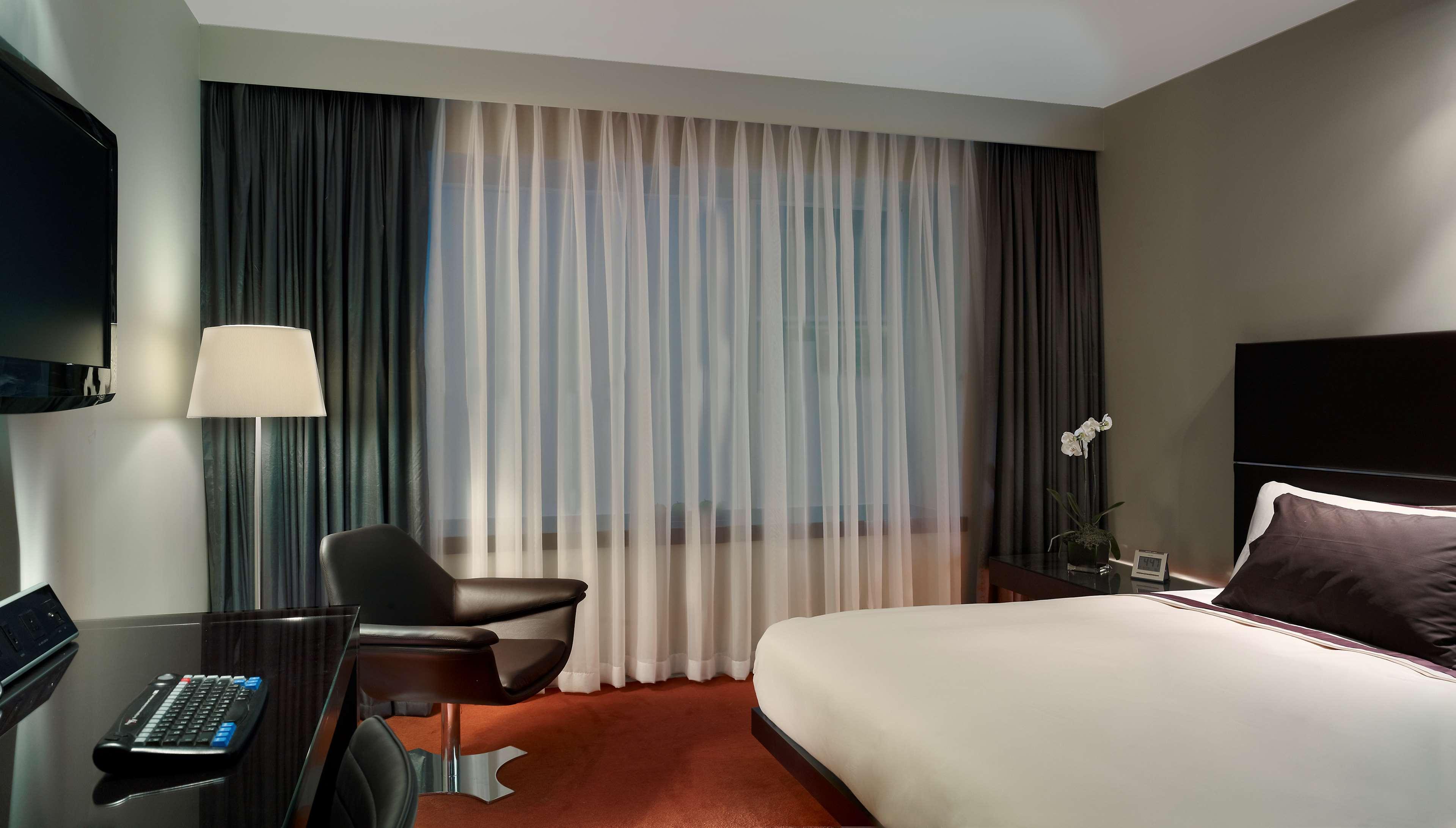 فندق بارك بلازا وستمنستر بريدج لندن الغرفة الصورة Curtains in a hotel room