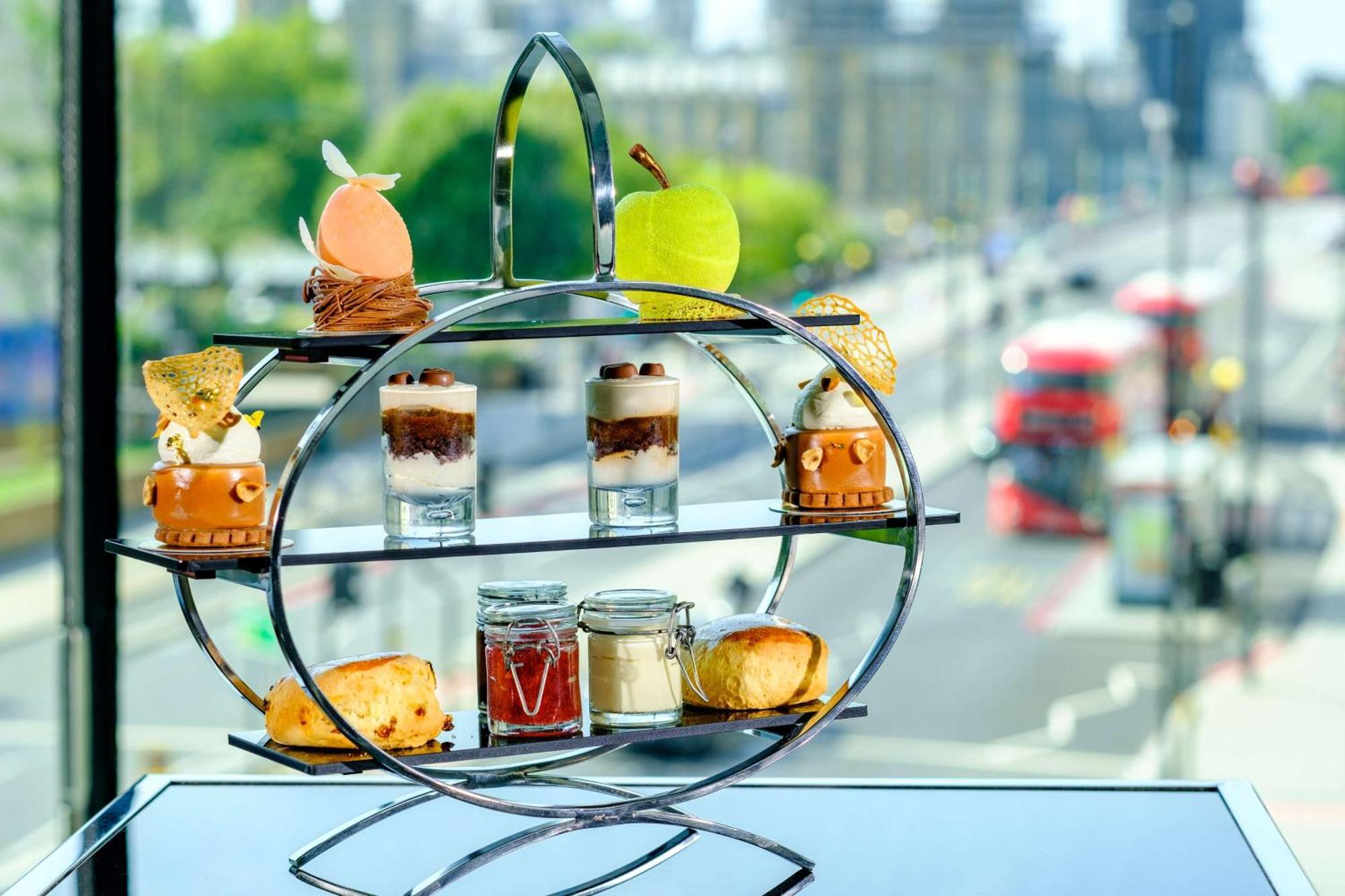 فندق بارك بلازا وستمنستر بريدج لندن المظهر الخارجي الصورة Afternoon tea at the Mandarin Oriental, London