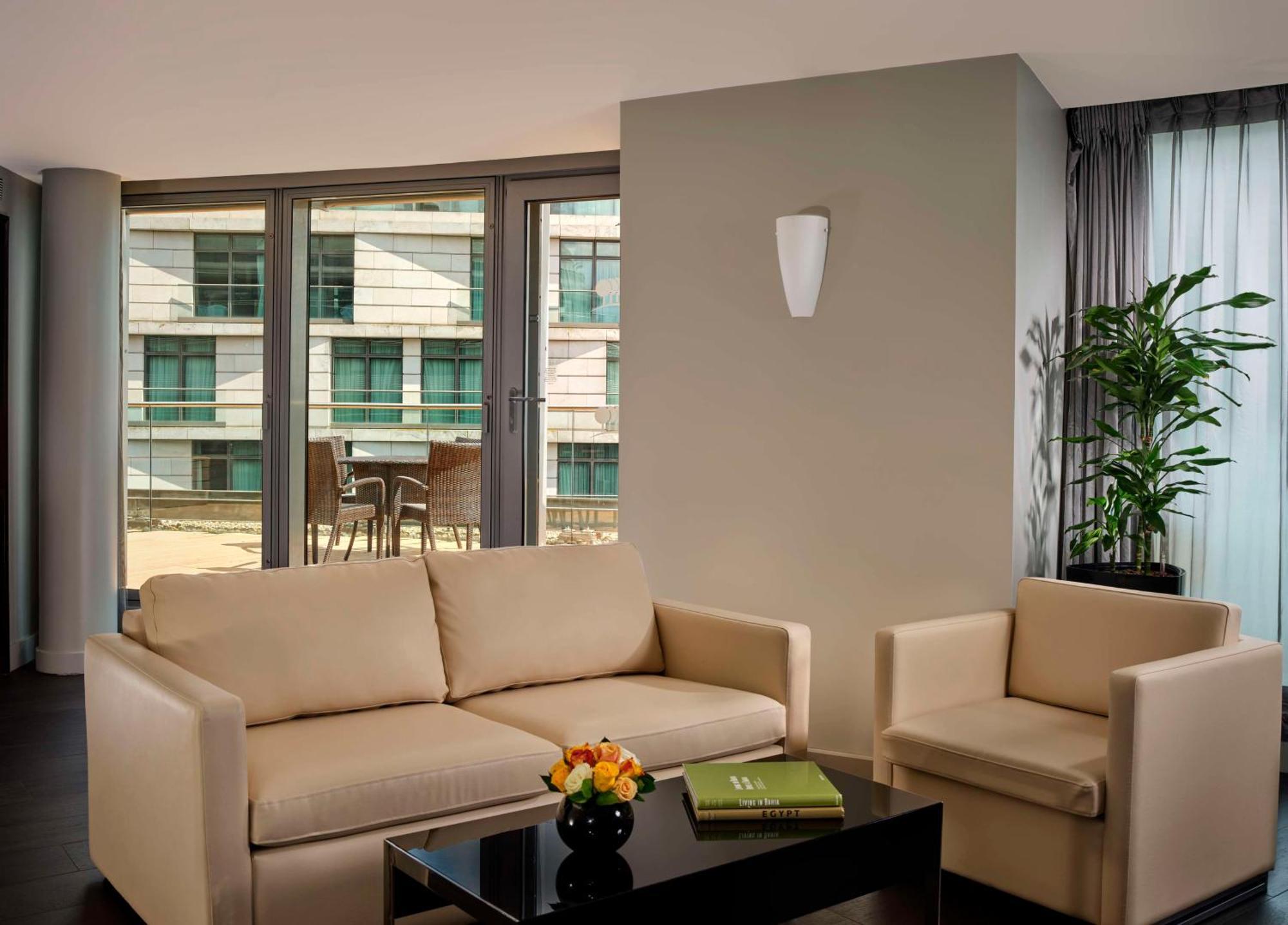 فندق بارك بلازا وستمنستر بريدج لندن المظهر الخارجي الصورة A living room in a modern apartment