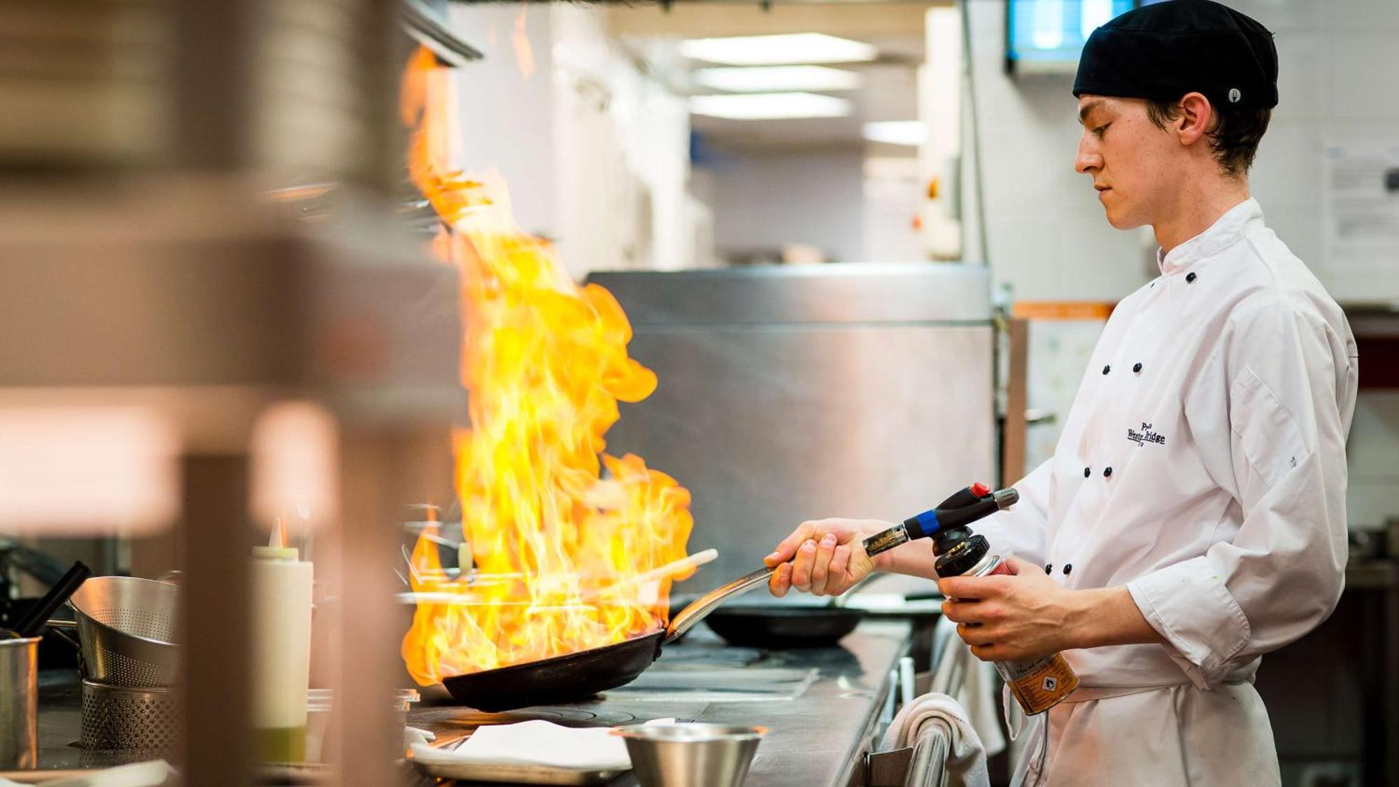 فندق بارك بلازا وستمنستر بريدج لندن المظهر الخارجي الصورة Chef cooking in a kitchen